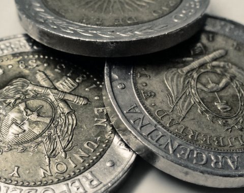 Argentine Peso Drops to Lowest Level in 6 Years